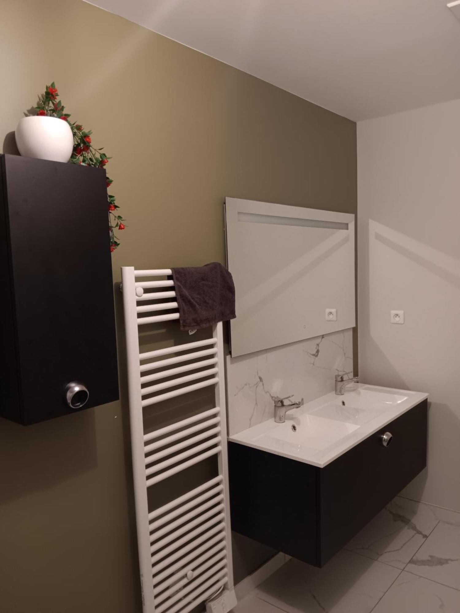 Chambre Privee Dans Une Maison Familiale Charmes  エクステリア 写真